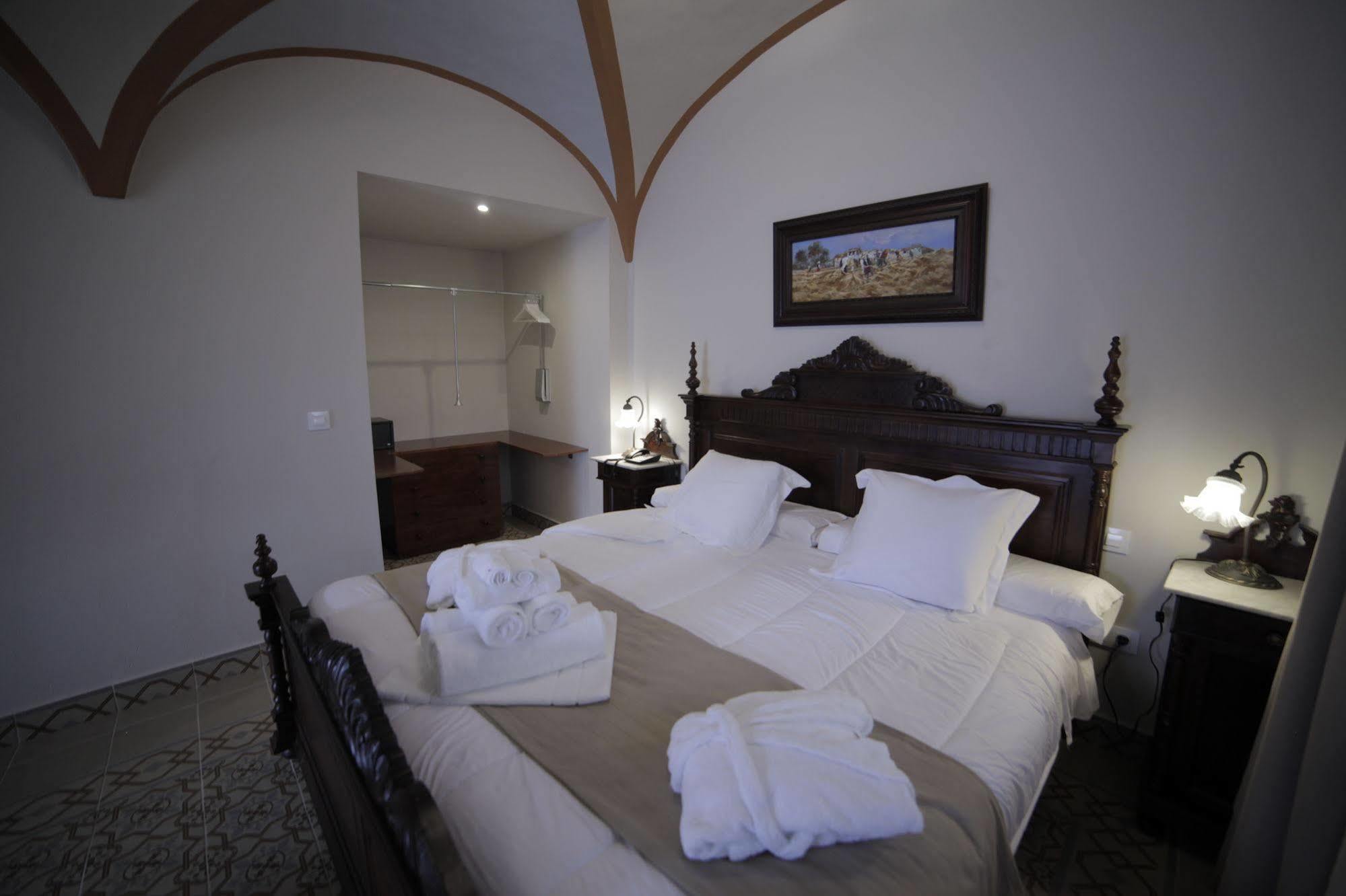 Hotel La Giralda Burguillos Del Cerro Exterior foto